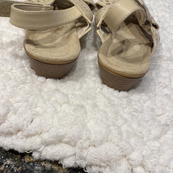 womens Catherine’s solid beige hook and loop sandals size 10W - Picture 4 of 6